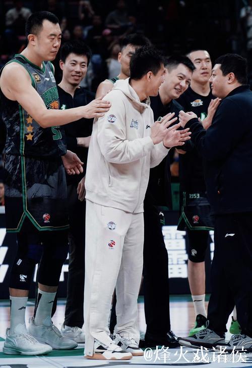 得分首次突破两位数，清华退学后扛起辽篮内线，杨鸣激情呐喊